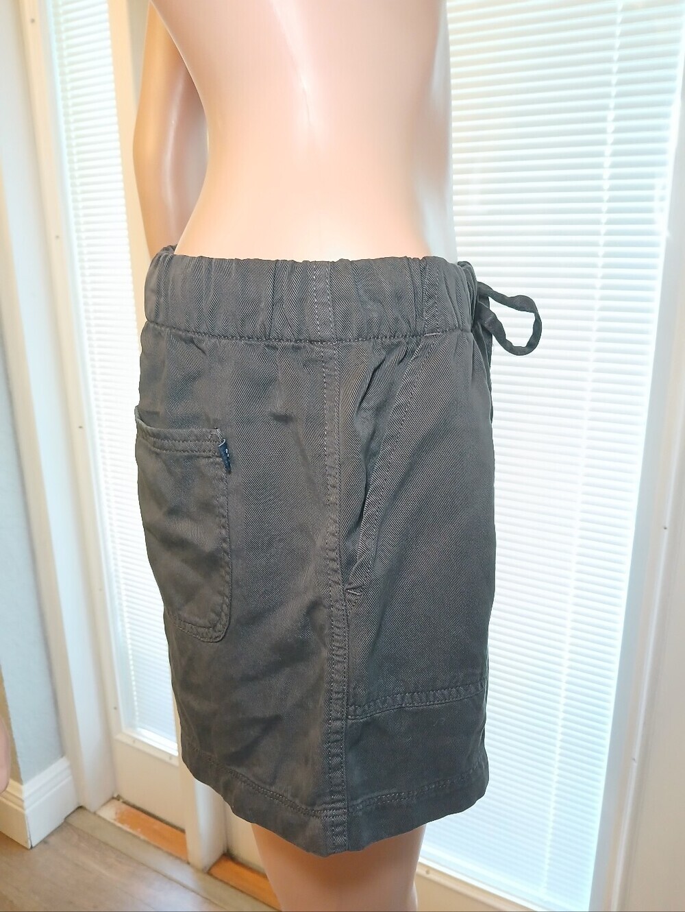 GAP Women's Drawstring Pocket Shorts — Charcoal - Picture 5 of 6